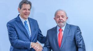 Raio-X ácido do “arcabouço de exceções”: com base no IFI, mostramos quase R$ 400 bi fora da meta, a escalada da dívida e os dribles fiscais do governo Lula/Haddad (incluindo a tabela dos R$ 400). Desmontamos a cadeia perversa — mais gasto → mais títulos → juros mais altos → dívida/risco-país — e concluímos de forma taxativa: a “responsabilidade” vendida é maquiagem que cobra caro no futuro.